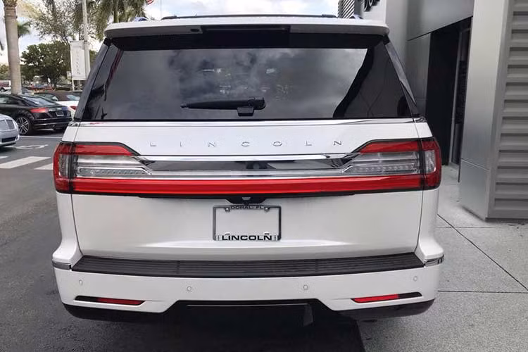 Lincoln Navigator phát triển dựa trên "người anh em" Ford Expedition mới, đồng nghĩa với việc vỏ xe được làm từ vật liệu nhôm. So với thế hệ cũ, xe mang dáng dấp hiện đại hơn khi dùng lưới tản nhiệt mạ crôm phía trước và cụm đèn pha cũng như đèn định vị sử dụng công nghệ LED.