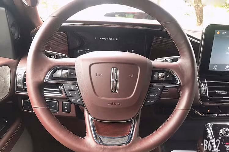 Nội thất của xe được phủ hoàn toàn bởi da màu đỏ Mahogany Red Venetian cổ điển. Những trang bị đi kèm bên trong khoang nội thất bao gồm hệ thống giải trí SYNC 3, kết hợp bộ đôi ứng dụng Apple CarPlay và Android Auto. Hệ thống âm thanh là loại 20 loa Revel II bao gồm nhiều chế độ âm thanh khác nhau.