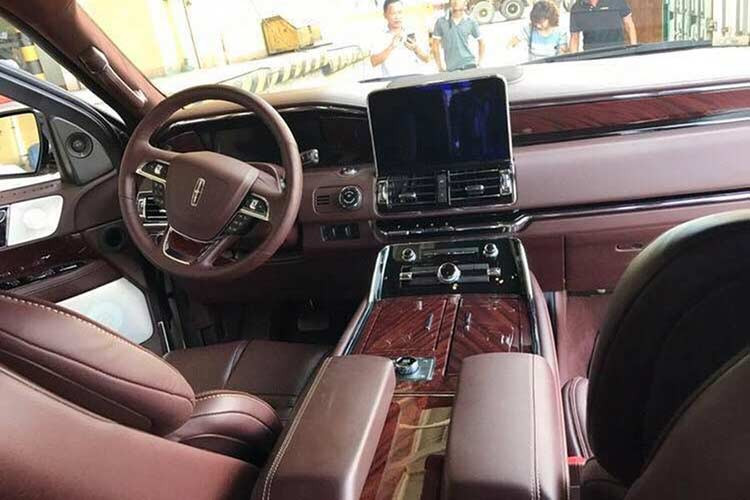 Nội thất Navigator 2018 được thay đổi hoàn toàn và đưa mẫu xe này lên một tầm cao mới trên thị trường SUV sang trọng. Xe sở hữu 3 hàng ghế và tích hợp hệ thống quản lý khoang hành lý độc đáo, tùy chỉnh ghế ngồi sau để tăng diện tích chứa đồ.