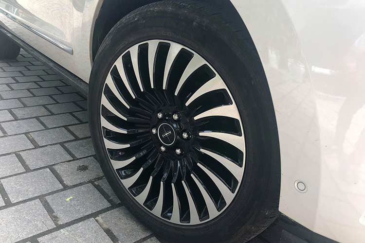 Ở phía sau xe, đèn hậu cũng thiết kế dạng led trải dài sang 2 bên đuôi xe cùng một thanh mạ crom chính giữa tạo cảm giác sang trọng. Đi cùng với kích thước "khủng" của xe là bộ mâm đa chấu thiết kế đẹp mắt.