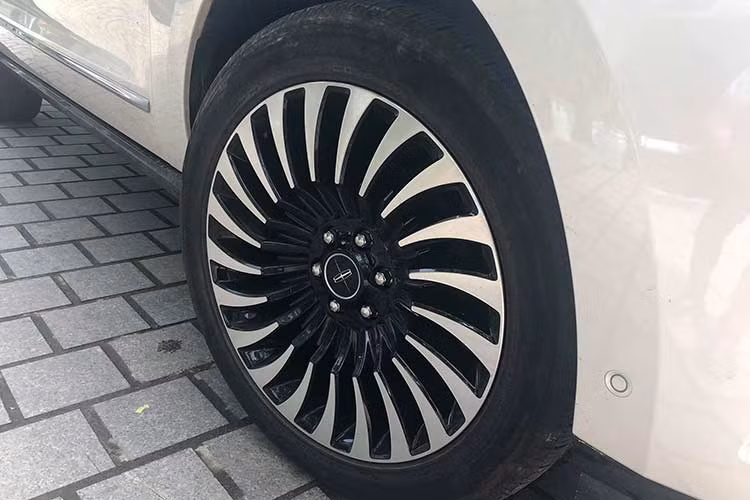 Ở phía sau xe, đèn hậu cũng thiết kế dạng led trải dài sang 2 bên đuôi xe cùng một thanh mạ crom chính giữa tạo cảm giác sang trọng. Đi cùng với kích thước "khủng" của xe là bộ mâm đa chấu thiết kế đẹp mắt.