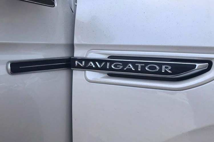 Đúng như tên gọi, mẫu SUV hạng sang cỡ lớn Lincoln Navigator L Black Label dài hơn bản tiêu chuẩn, đạt 5.636 mm, chiều cao 1.932 mm và chiều rộng 2.382 mm. Chiều dài cơ sở lên tới 3.342 mm và nặng hơn 2,7 tấn. Sức kéo tối đa gần 4 tấn. Xe được nâng cấp vật liệu cách âm và kính nhiều lớp, nhẹ hơn 90,7 kg so với trước đây.