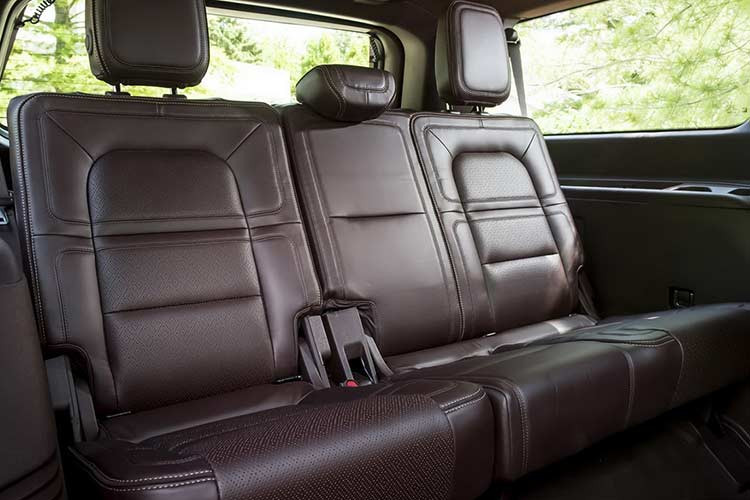 Với kích cỡ mới, khoang hành lí của Lincoln Navigator L Black Label 2018 tăng thêm 425 lít so với phiên bản thường, đồng thời được cho là rộng nhất trong phân khúc SUV hạng sang cỡ lớn. Không những vậy, khoảng để chân của hàng ghế sau cũng tăng thêm 254 mm so với phiên bản tiêu chuẩn.