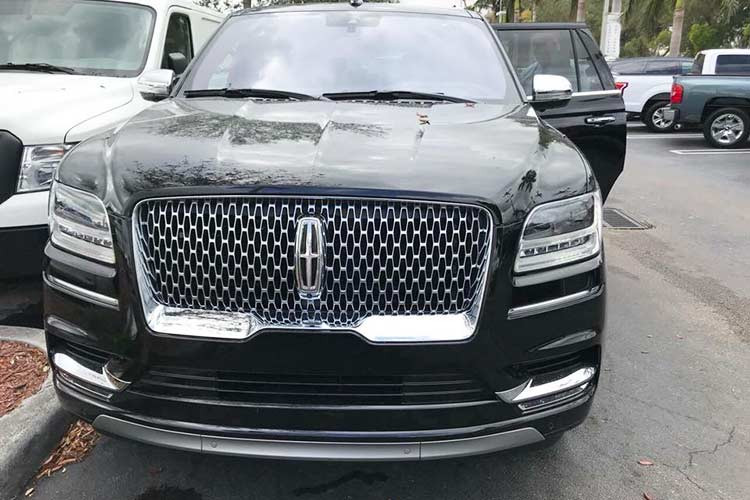 Được biết, mới đây chiếc xe san thứ hai cũng cập cảng Việt Nam nhưng sở hữu ngoại thất màu đen. Đối thủ chính của xe là những cái tên sừng sỏ như Lexus LX570 Super Sport, Cadillac Escalade hay Infiniti QX80...