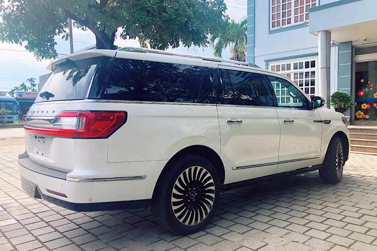 Sau khi được trưng bày chưa đầy 1 tháng ở Hà Nội, chiếc SUV hạng sang Lincoln Navigator L Black Label 2018 mới đây đã về tay một người chơi xe tại Quảng Ngãi. Theo các chuyên gia, giá của mẫu xe này dự đoán nằm trong khoảng 9 tỷ đồng sau khi hoàn tất cả các thủ tục để ra biển trắng. 
