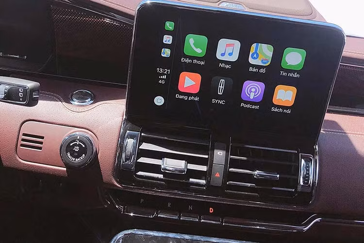 Hàng ghế sau được trang bị thêm 2 màn hình có kích thước 10 inch, ghế trước có tính năng làm mát, sưởi ấm và masagge. Các công nghệ an toàn có trên xe bao gồm hiển thị thông tin trên kính lái HUD, hỗ trợ cảnh báo điểm mù, camera 360 độ, chiếu sáng thích ứng trong đêm, cảnh báo va chạm phía trước...