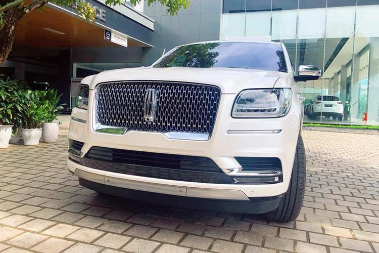 Một công ty nhập khẩu ôtô tư nhân tại Hà Nội vào hồi tháng 7/2018 vừa qua đã khui công chiếc mẫu xe Lincoln Navigator 2018 đầu tiên tại Việt Nam ở cảng Tiên Sa, Đà Nẵng. Được biết, chiếc xe SUV hạng sang cỡ lớn mới này thuộc phiên bản cao cấp nhất hiện nay - Black Label L.