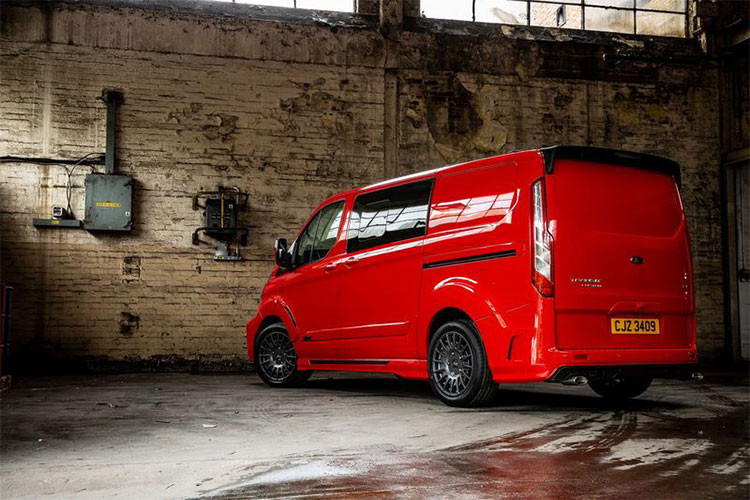 Ở ngoại thất, có thể thấy MS-RT Ford Transit Custom hoàn toàn thay đổi. Có thể kể đến các vòm bánh xe mở rộng, cản va khác biệt, lưới tản nhiệt mới, các ngưỡng cửa bên, bộ khuếch tán sau và cánh gió.