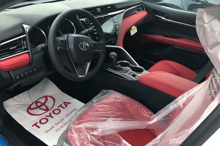 Nét thể thao tiếp tục được nhìn thấy ở bên trong nội thất, hướng đến người lái nhiều hơn. Sự cao cấp tiếp tục được gia tăng, với bảng taplo thiết kế mới. Xe sở hữu màn hình 10 inch hiển thị trên kính lái HUD, màn hình này được gọi tên là giao diện Human Machine Interface (HMI) mới nhất, hiển thị thông tin qua 3 màn hình khác nhau.