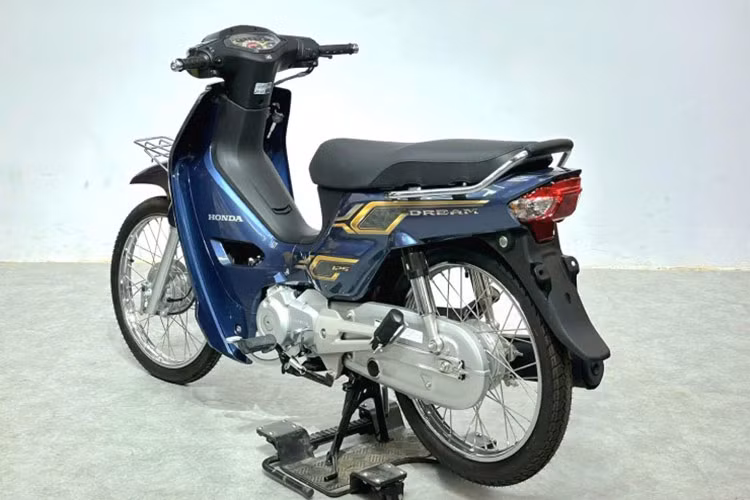 Tại xứ sở chùa tháp, giá xe Honda Dream 2024 bán ra khoảng 2.500 USD (khoảng 61 triệu đồng) và đơn vị sản xuất phân phối xe Honda tại Campuchia phát triển, đây cũng là bản nâng cấp dựa trên thế hệ cũ 2023.