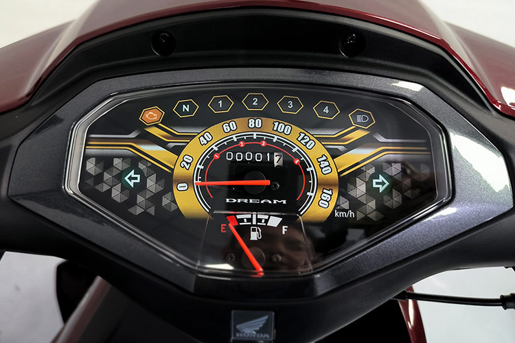 Chiếc xe máy số Honda Dream 125 phiên bản 2024 mới này cũng không có nhiều trang bị hiện đại. Đồng hồ kim kiểu cổ điển nhưng đầy đủ các thông số và đèn báo dạng số, các nút bấm như Honda Wave đang bán ở Việt Nam... Chìa khoá của xe dạng cơ xoay vặn thông thường.