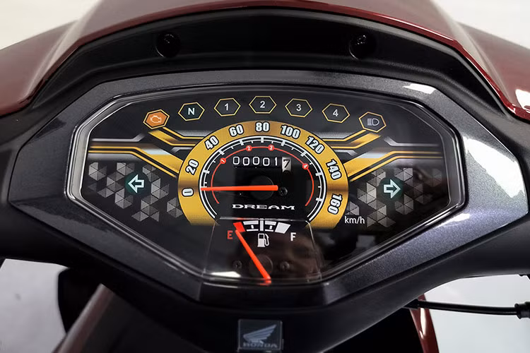 Chiếc xe máy số Honda Dream 125 phiên bản 2024 mới này cũng không có nhiều trang bị hiện đại. Đồng hồ kim kiểu cổ điển nhưng đầy đủ các thông số và đèn báo dạng số, các nút bấm như Honda Wave đang bán ở Việt Nam... Chìa khoá của xe dạng cơ xoay vặn thông thường.