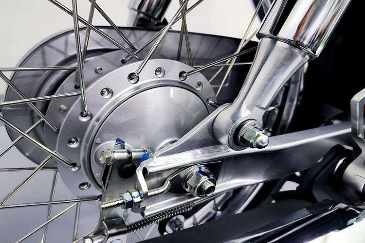 Honda Dream 125 2024 bản Campuchia vẫn sử dụng hệ thống treo phuộc ống lồng phía trước và lốp xe kích thước 60/100-17. Trong khi phía sau được hỗ trợ bởi hệ thống treo kép dạng lò xo và sử dụng loại lốp 70/100-17. Trang bị an toàn với phanh trống ở cả 2 bánh.