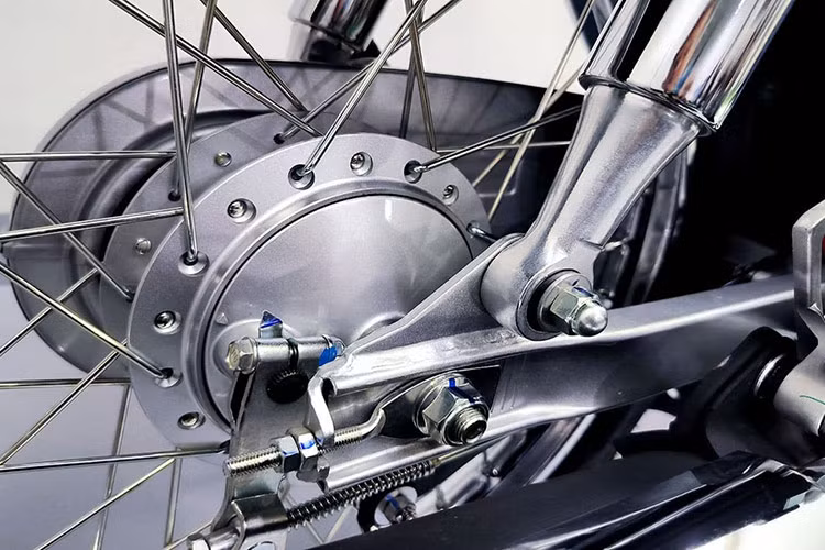 Honda Dream 125 2024 bản Campuchia vẫn sử dụng hệ thống treo phuộc ống lồng phía trước và lốp xe kích thước 60/100-17. Trong khi phía sau được hỗ trợ bởi hệ thống treo kép dạng lò xo và sử dụng loại lốp 70/100-17. Trang bị an toàn với phanh trống ở cả 2 bánh.