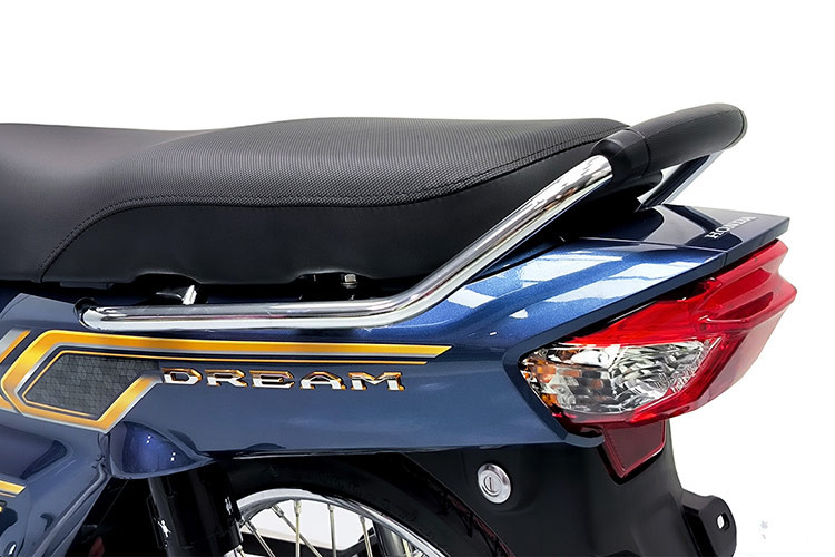 Yên xe dạng yên liền mềm có độ cao 745 mm, khá phù hợp với người dùng Châu Á. Tay xách phía sau bằng kim loại, khoảng sáng gầm 135 mm. Đèn hậu xe vuông vức với với bóng truyền thống. Khối lượng 101 kg nhẹ hơn 4 kg so với chiếc Future 125 tại Việt Nam.