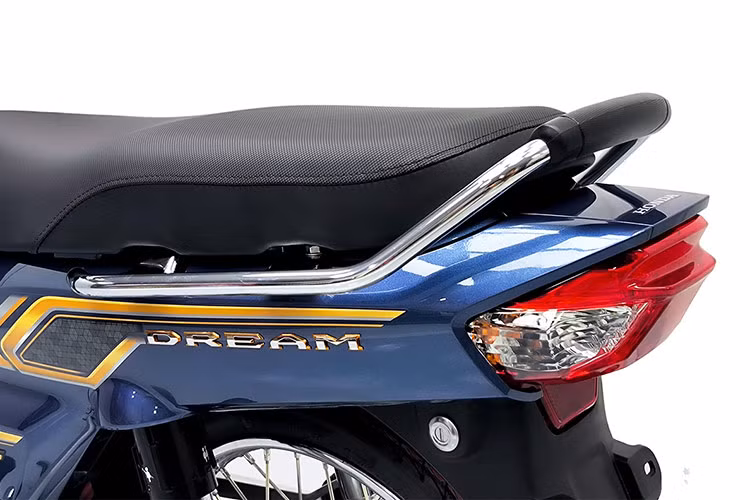 Yên xe dạng yên liền mềm có độ cao 745 mm, khá phù hợp với người dùng Châu Á. Tay xách phía sau bằng kim loại, khoảng sáng gầm 135 mm. Đèn hậu xe vuông vức với với bóng truyền thống. Khối lượng 101 kg nhẹ hơn 4 kg so với chiếc Future 125 tại Việt Nam.