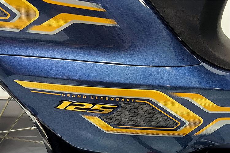 Phần mặt nạ trước với logo Honda cùng hai khe hút gió dạng chữ V mang tính khí động học cho xe, cùng logo NCX gắn ở trên phần yếm phải của xe. Xe có chiều dài 1.867mm, rộng 702mm và cao 1.049mm. So kích thước với Super Dream 110 ở Việt Nam, Dream 125 ngắn hơn 48mm, rộng hơn 6mm và thấp hơn 3mm.