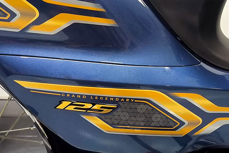 Phần mặt nạ trước với logo Honda cùng hai khe hút gió dạng chữ V mang tính khí động học cho xe, cùng logo NCX gắn ở trên phần yếm phải của xe. Xe có chiều dài 1.867mm, rộng 702mm và cao 1.049mm. So kích thước với Super Dream 110 ở Việt Nam, Dream 125 ngắn hơn 48mm, rộng hơn 6mm và thấp hơn 3mm.