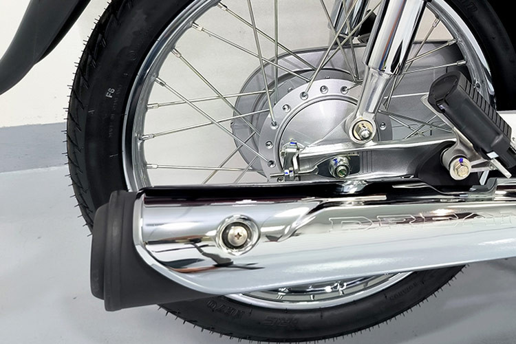 Cụm ống xả của xe vẫn không thay đổi so với đời cũ khi được kéo dài gần hết thân xe, nhìn khá bắt mắt. Các khối vuông giúp cho Dream mới hiện nay vẫn phảng phất nhiều bóng dáng của các mẫu xe Dream của những năm 80-90 của thế kỷ trước. 