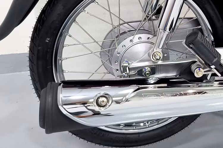 Cụm ống xả của xe vẫn không thay đổi so với đời cũ khi được kéo dài gần hết thân xe, nhìn khá bắt mắt. Các khối vuông giúp cho Dream mới hiện nay vẫn phảng phất nhiều bóng dáng của các mẫu xe Dream của những năm 80-90 của thế kỷ trước. 