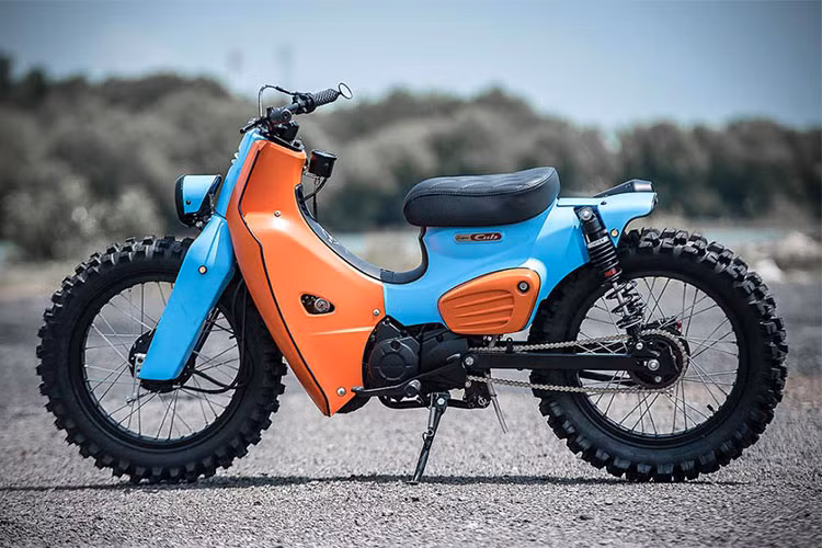 Dựa trên ý tưởng của rapper Joey, Eak - thợ độ chính của xưởng độ đã dựng lên một bản độ Honda Cub Scrambler từ chiếc xe máy Honda Super Cub 110 phiên bản mới với các chi tiết độc đáo và tinh xảo.