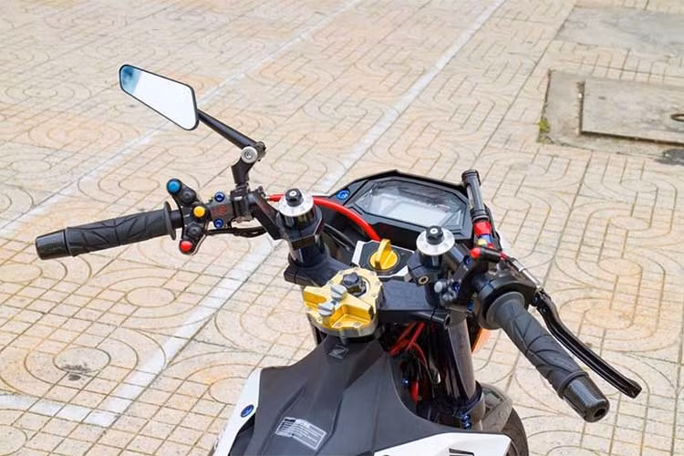 Chiếc xe côn Sonic 150R trong bài viết này của một người chơi xe tại Sài Gòn trang bị gần như trọn vẹn các đồ chơi "hạng nặng", tổng thể xe thoạt nhìn trông như nguyên bản vì xe giữ bộ tem đấu đặc trưng của những chiếc xe xuất xưởng. Tuy nhiên, nếu chú ý kỹ sẽ thấy nó "khủng" thế nào.