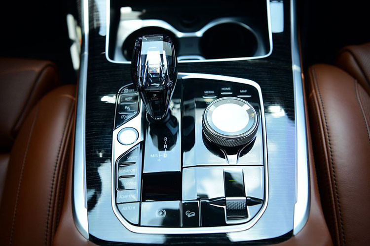 Điểm mới trên BMW X7 là cần số của được làm từ pha lê khá sang chảnh. Tương tự các dòng xe BMW chủ lực khác, hàng loạt các tính năng an toàn cũng được thương hiệu Đức trang bị cho X7 như; Hỗ trợ lái chủ động, Cảnh báo điểm mù, Cảnh báo chệch làn, Cảnh báo va chạm sau/trước, Cảnh báo người đi bộ băng qua đường và Cảnh báo tốc độ giới hạn...