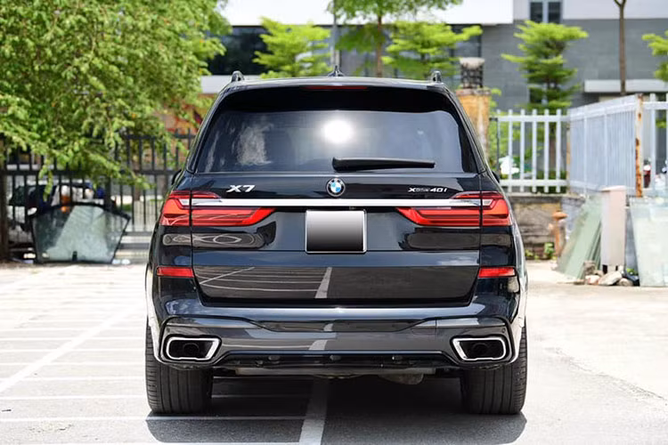 Cụm đèn hậu tích hợp công nghệ LED, thay vì trang bị cụm đèn hậu nối liền như một số mẫu xe thương mại hiện nay, BMW X7 được bổ sung một thanh chrome nối liền cụm đèn hậu, tạo vẻ ngoài hiện đại cho X7. Bộ mâm bản xDrive40i M Sport có kích thước 22 inches, lớn hơn bộ mâm của chiếc X7 mà BMW Việt Nam phân phối. Đi kèm với đó là bộ lốp Pirelli P Zero kích thước lần lượt là 275/40 R22 và 315/35 R22.