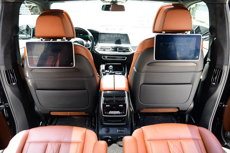 Tiện nghi trên chiếc xe hơi BMW X7 2020 cũng đáng chú ý với cửa sổ trời toàn cảnh, 2 màn hình giải trí phía sau 10,2 inch, màn hình hiển thị thông tin trên kính lái HUD, âm thanh vòm kim cương Bowers &amp; Wilking 3D với dàn loa 20 chiếc và 2 loa cao tần, điều hoà tự động 5 vùng độc lập, nút khởi động Star/Stop...