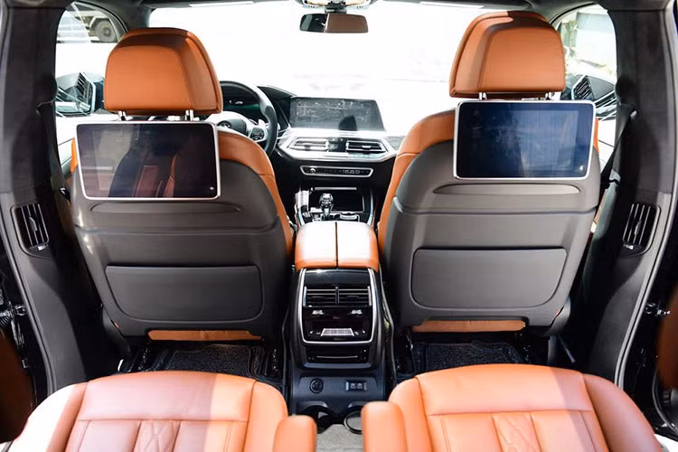 Tiện nghi trên chiếc xe hơi BMW X7 2020 cũng đáng chú ý với cửa sổ trời toàn cảnh, 2 màn hình giải trí phía sau 10,2 inch, màn hình hiển thị thông tin trên kính lái HUD, âm thanh vòm kim cương Bowers &amp; Wilking 3D với dàn loa 20 chiếc và 2 loa cao tần, điều hoà tự động 5 vùng độc lập, nút khởi động Star/Stop...