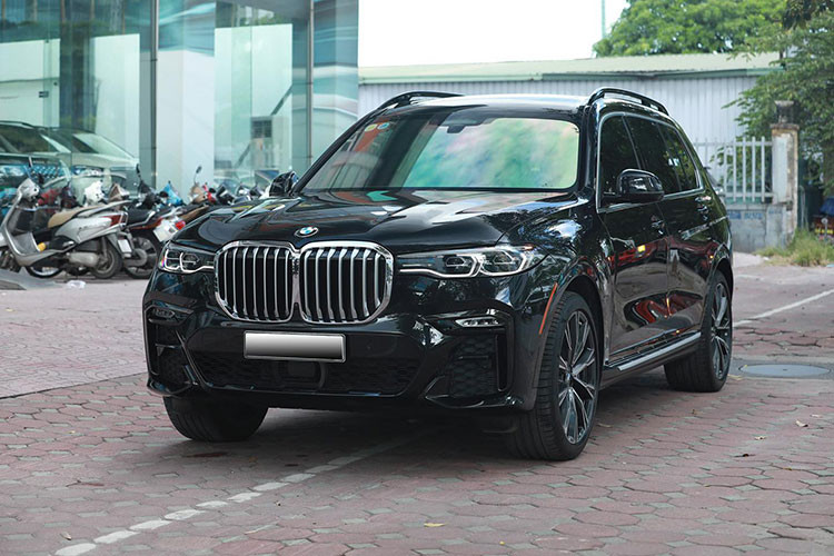 Chiếc BMW X7 xDrive40i 2020 mới xuất hiện tại thị trường Việt Nam vào năm 2019 sở hữu gói trang bị M Sport, xe được nhập khẩu từ Mỹ sở hữu màu sơn xanh đen ở ngoại thất kết hợp với nội thật bọc màu da bò sang trọng. Chiếc xe SUV hạng sang này được chủ nhân chào bán trên sàn xe cũ dù mới chỉ lăn bánh được khoảng 11.000 miles.