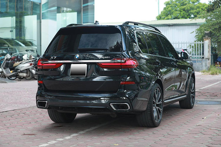 BMW X7 xDrive M Sport 2020 sử dụng khối động cơ 6 xi-lanh tăng áp có dung tích 3.0 lít, sản sinh công suất tối đa 335 mã lực và mô men xoắn cực đại đạt mức 450 Nm. Nhờ hộp số tự động 8 cấp và hệ dẫn động 2 cầu xDrive, X7 tăng tốc từ 0-100 km/h trong vòng 6,1 giây và có tốc độ tối đa 245 km/h.
