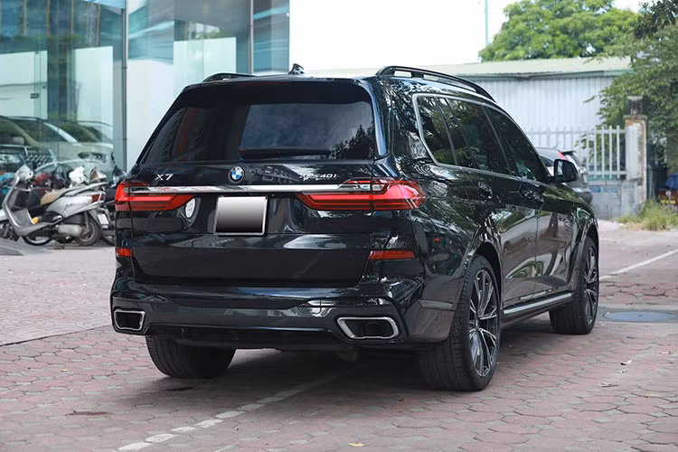 BMW X7 xDrive M Sport 2020 sử dụng khối động cơ 6 xi-lanh tăng áp có dung tích 3.0 lít, sản sinh công suất tối đa 335 mã lực và mô men xoắn cực đại đạt mức 450 Nm. Nhờ hộp số tự động 8 cấp và hệ dẫn động 2 cầu xDrive, X7 tăng tốc từ 0-100 km/h trong vòng 6,1 giây và có tốc độ tối đa 245 km/h.