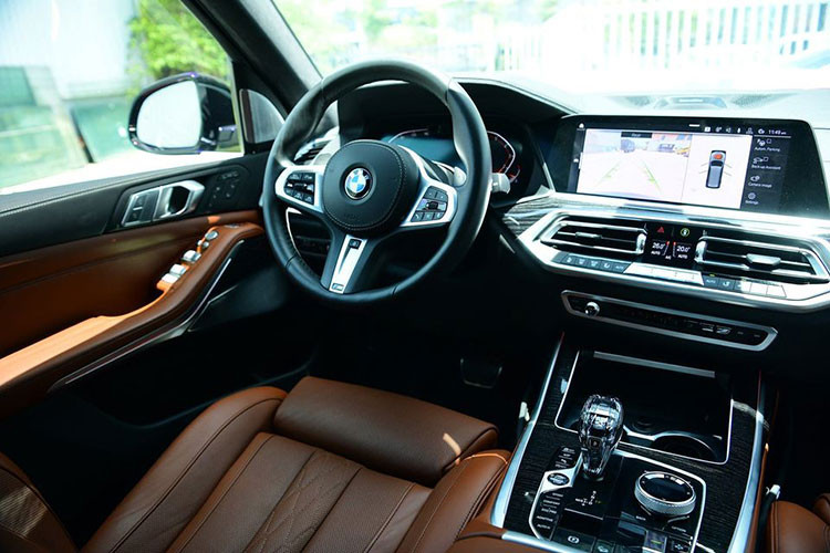 Ghế ngồi trên BMW X7 2020 được bọc da Merino có lỗ thông khí với chức năng làm mát/sưởi ấm cùng tính năng chỉnh điện nhiều hướng và nhớ vị trí cho hàng ghế trước. Ở hàng ghế sau, X7 2020 chỉ có 2 ghế ngồi kiểu dòng xe MPV cỡ lớn cũng có tính năng chỉnh điện, hàng ghế thứ cuối cùng rộng rãi đủ dùng cho 2 người lớn.