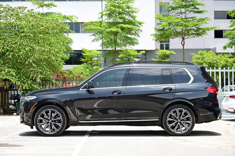 Theo thông tin từ phía người bán, chiếc SUV hạng sang BMW X7 2020 bản xDrive40i M Sport này còn nguyên bản như mới và đã mang biển kiểm soát Hà Nội. Kích thước xe gồm chiều dài x rộng x cao lần lượt là 5.163 x 1.999 x 1.805 mm và chiều dài của trục cơ sở là 3.103 mm. Hệ thống treo khí nén của xe có khả năng nâng hạ gầm trong khoảng 40 mm, khi chức năng Sport trên xe được kích hoạt hoặc vận tốc tối đa trên 138 km/h, thân xe tự động hạ thấp xuống 20 mm.