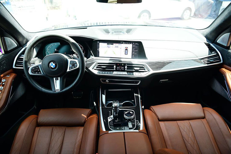 Thuộc phiên bản xDrive 40i M Sport nên khoang nội thất của X7 sở hữu vô-lăng mang thiết kế tròn, tích hợp nhiều nút bấm tiện ích và được bổ sung logo của M Performance. Một khác biệt nữa trên phiên bản M Sport so với phiên bản tiêu chuẩn là lẫy chuyển số được bổ sung ngay sau vô-lăng giúp cho người lái có thể tự tin chuyển số khi vận hành X7 ở tốc độ cao.