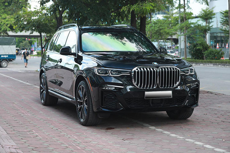 Giá xe BMW X7 xDrive40i M Sport 2020 nhập tư đầu tiên về Việt Nam vào giữa năm 2019 với giá bán khoảng hơn 7 tỷ đồng. Sau khi đăng kí đăng kiểm ra biển trắng Hà Nội, chủ nhân của xe phải chi ra số tiền tổng cộng là gần 8 tỷ đồng. Chiếc xe xuất hiện trong bài viết hiện đang được chào bán nhỉnh hơn 5 tỷ đồng - như vậy sau khoảng hơn 1 năm lăn bánh, chủ nhân của nó "bay" tới gần 3 tỷ đồng.