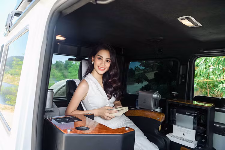 Hình ảnh chụp Hoa hậu Tiểu Vy bên trong khoang lái của chiếc Mercedes-Benz G63 AMG đời cũ còn cho thấy hàng ghế phía sau của chiếc SUV hạng sang đã được tháo bỏ hoàn toàn để trang trí một ghế VIP duy nhất dành cho ông chủ. Chiếc ghế này phối hai màu là trắng và đen.