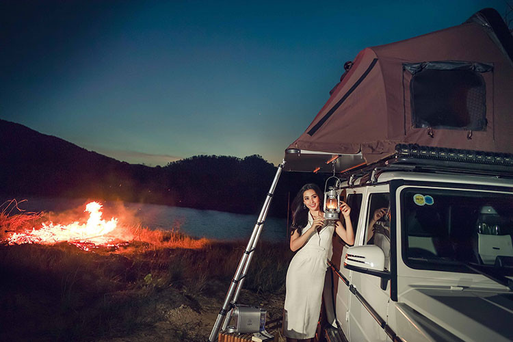 SUV hạng sang Mercedes-Benz G63 AMG của Chủ tịch Trung Nguyên vẫn sử dụng động cơ V8, tăng áp kép, dung tích 5,5 lít, sản sinh công suất tối đa 544 mã lực và mô-men xoắn cực đại 760 Nm. Động cơ kết hợp cùng hộp số tự động 7 cấp AMG và hệ dẫn động bốn bánh 4Matic, nhờ đó, "ông vua địa hình" mất khoảng thời gian 5,3 giây để tăng tốc từ vị trí xuất phát lên 100 km/h trước khi đạt vận tốc tối đa 210 km/h. Bộ ảnh của Hoa hậu Tiểu Vy trong chiếc xe sang của ông Đặng Lê Nguyên Vũ do nhiếp ảnh gia Tô Thanh Tân thực hiện.