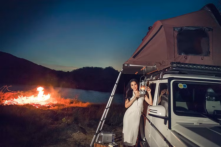 SUV hạng sang Mercedes-Benz G63 AMG của Chủ tịch Trung Nguyên vẫn sử dụng động cơ V8, tăng áp kép, dung tích 5,5 lít, sản sinh công suất tối đa 544 mã lực và mô-men xoắn cực đại 760 Nm. Động cơ kết hợp cùng hộp số tự động 7 cấp AMG và hệ dẫn động bốn bánh 4Matic, nhờ đó, "ông vua địa hình" mất khoảng thời gian 5,3 giây để tăng tốc từ vị trí xuất phát lên 100 km/h trước khi đạt vận tốc tối đa 210 km/h. Bộ ảnh của Hoa hậu Tiểu Vy trong chiếc xe sang của ông Đặng Lê Nguyên Vũ do nhiếp ảnh gia Tô Thanh Tân thực hiện.