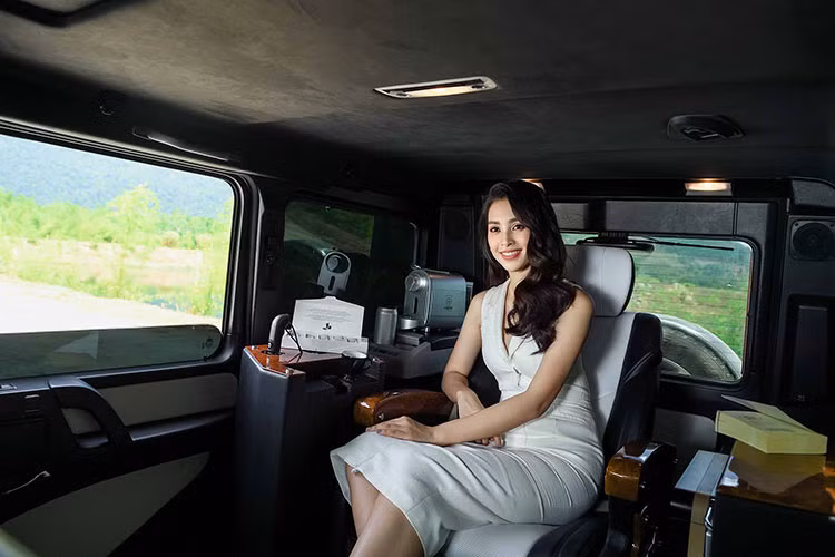 Xung quanh chiếc ghế VIP ở hàng ghế sau của Mercedes-Benz G63 AMG đời cũ thuộc sở hữu Chủ tịch Trung Nguyên còn có các bàn làm việc, hộc đựng đồ và cả máy pha cà phê. Tất nhiên không thể thiếu một kệ sách. Tính đến nay, đây là chiếc Mercedes-Benz G63 AMG độ nội thất theo phong cách thương gia đầu tiên và có thể là duy nhất tại Việt Nam. 