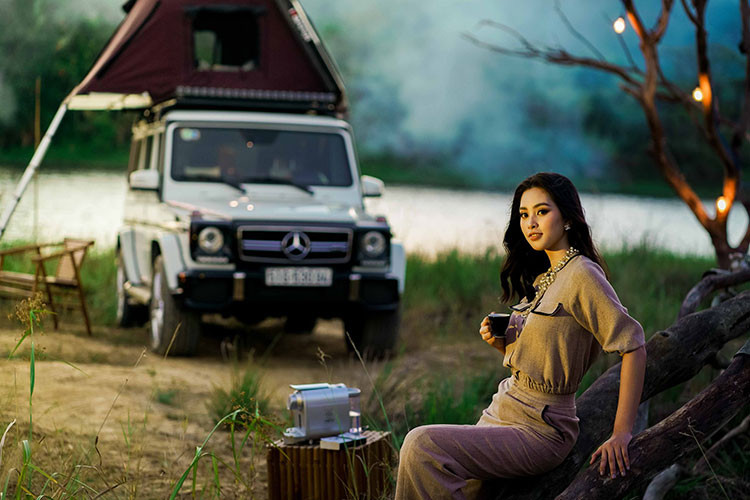 Đại gia Đặng Lê Nguyên Vũ có hơn 60 mẫu siêu xe, xe siêu sang, SUV hạng sang và rất nhiều trong số đó được mang đi độ lại khiến giới truyền thông của quốc tế phải bất ngờ. Nhưng ấn tượng nhất chính là việc một chiếc Mercedes-Benz G63 AMG đời cũ được mang đi gắn lều dã ngoài như các mẫu xe off-road và kỳ công nhất là gói độ nội thất cho hàng ghế thứ 2 theo kiểu thương gia này.