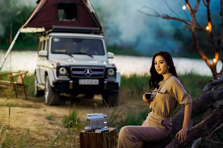 Đại gia Đặng Lê Nguyên Vũ có hơn 60 mẫu siêu xe, xe siêu sang, SUV hạng sang và rất nhiều trong số đó được mang đi độ lại khiến giới truyền thông của quốc tế phải bất ngờ. Nhưng ấn tượng nhất chính là việc một chiếc Mercedes-Benz G63 AMG đời cũ được mang đi gắn lều dã ngoài như các mẫu xe off-road và kỳ công nhất là gói độ nội thất cho hàng ghế thứ 2 theo kiểu thương gia này.