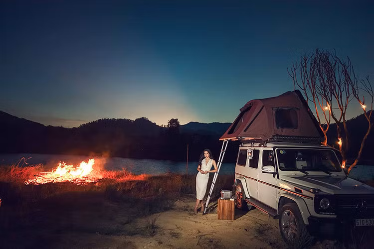 Hoa hậu Tiểu Vy vừa có một bộ ảnh ấn tượng bên chiếc SUV Mercedes-Benz G63 AMG độ khủng, đáng chú ý chiếc G63 AMG này nằm trong bộ sưu tập xe của ông Đặng Lê Nguyên Vũ, Chủ tịch Trung Nguyên.