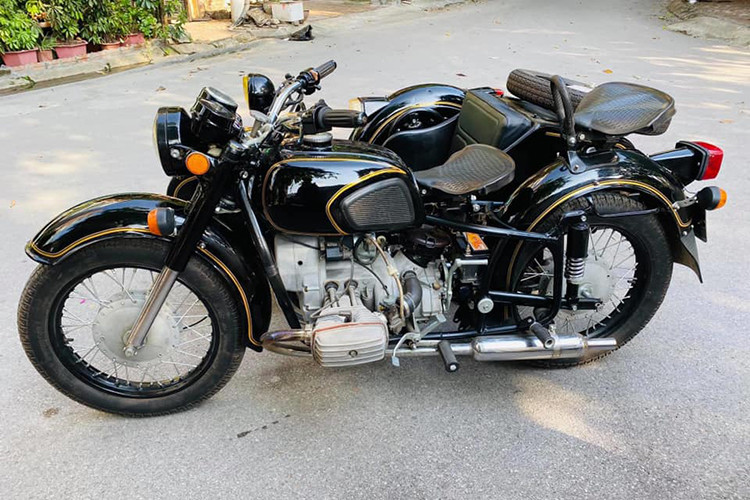 Sidecar là loại xe máy ba bánh mà khoảng hai chục năm trước đây người ta thường thấy chúng xuất hiện cùng với hình ảnh những chiến sĩ công an đi làm nhiệm vụ. Ở Việt Nam, người ta đã quen với cái tên xít-đờ-ca, có người còn gọi là mô-tô-ba.