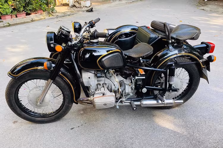 Sidecar là loại xe máy ba bánh mà khoảng hai chục năm trước đây người ta thường thấy chúng xuất hiện cùng với hình ảnh những chiến sĩ công an đi làm nhiệm vụ. Ở Việt Nam, người ta đã quen với cái tên xít-đờ-ca, có người còn gọi là mô-tô-ba.