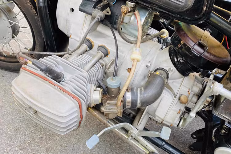 Đây là chiếc xe khá hiếm khi được đăng kí chính chủ dân sự. Chiếc xe còn zin cả mầu sơn, được trang bị hệ thống phanh đĩa brembo trước sau. Đặc biệt, nó được cấu tạo dẫn động bằng trục căt đăng cho cả bánh tải lẫn bánh thuyền (2W), đây là một lợi thế lớn trên các cung đường off-road.