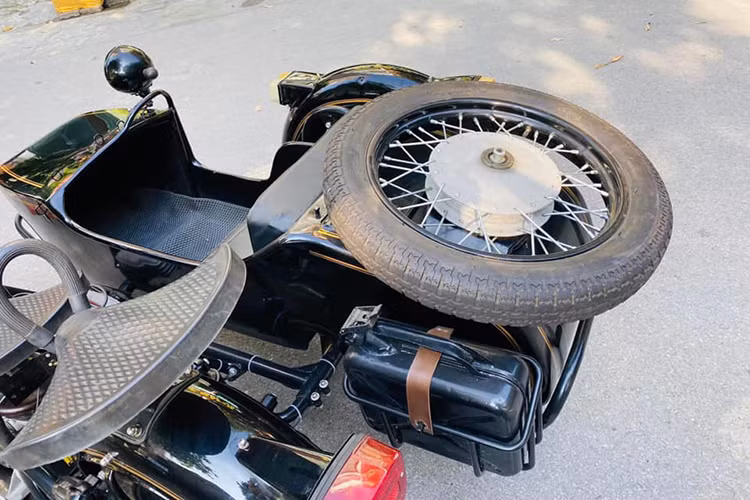 Những chiếc xe Ural nguyên bản còn lại ở Việt Nam hiện nay không nhiều. Đôi khi để có được một chiếc xe người đam mê cũng phải đi tìm ở khắp nơi, khi đã tìm được xe thì thường là xe quá cũ hoặc nát chỉ còn bộ khung và máy… Thường thì sau khi đã có xe, người chơi lại đi kiếm đồ và độ lên nguyên bản.