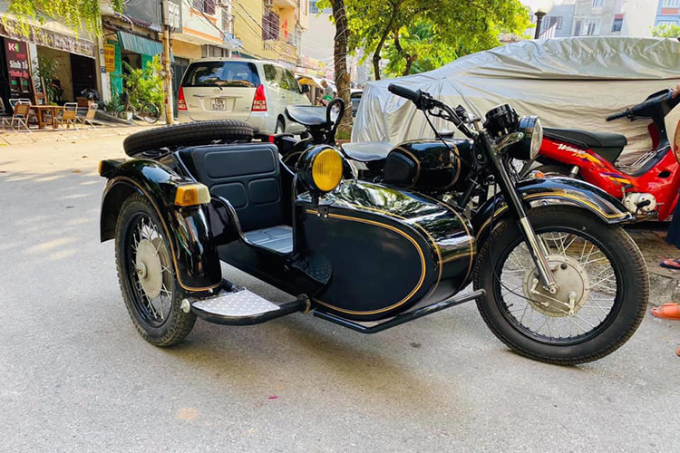 Hệ thống giảm sóc trước của xe được thay đổi thành Càng Quỳ giúp cho tay lái xe mềm hơn so với thụt ống của các thế hệ trước.