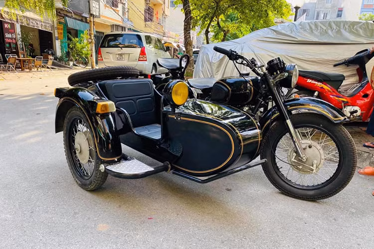 Hệ thống giảm sóc trước của xe được thay đổi thành Càng Quỳ giúp cho tay lái xe mềm hơn so với thụt ống của các thế hệ trước.